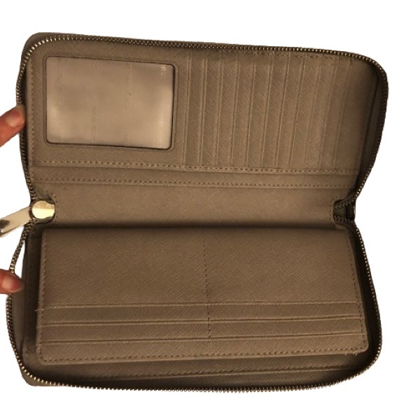 Michael Kors Jet Set Large Travel Continental Buff Leather Wallet EUC - Picture 5 of 8